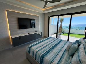 Ένα ή περισσότερα κρεβάτια σε δωμάτιο στο Shangri-LA luxury Mansion, Heated Pool +108 φωτογραφίες