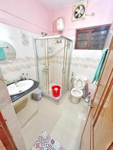 La Casa Trivandrum 4 BHK AC Luxury Villa at City Centre, Just 5 kms from Airport & 3 Kms to Trivandrum Railway Station的一间浴室