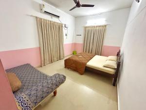 La Casa Trivandrum 4 BHK AC Luxury Villa at City Centre, Just 5 kms from Airport & 3 Kms to Trivandrum Railway Station客房内的一张或多张床位