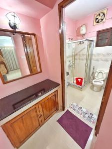 La Casa Trivandrum 4 BHK AC Luxury Villa at City Centre, Just 5 kms from Airport & 3 Kms to Trivandrum Railway Station的一间浴室