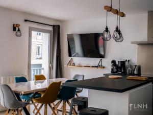 Televízia a/alebo spoločenská miestnosť v ubytovaní L'appartement de jeanne