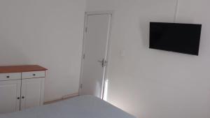 a room with a door with a television on the wall at Relax uno in Paysandú