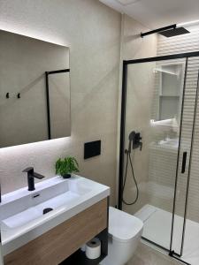 Koupelna v ubytování Mirador Lago Azul - Santa Rosalia Lake & Life Resort, heated pool, gym, ground floor, terrace, garden