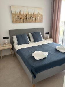 Postel nebo postele na pokoji v ubytování Mirador Lago Azul - Santa Rosalia Lake & Life Resort, heated pool, gym, ground floor, terrace, garden