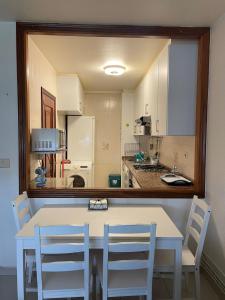 Kuchyň nebo kuchyňský kout v ubytování Cangas Apartment, Rodeira Beach, Playa Rodeira