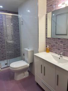 Koupelna v ubytování Cangas Apartment, Rodeira Beach, Playa Rodeira + 20 fotografií