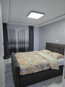 ein Schlafzimmer mit einem Bett mit einem großen Fenster in der Unterkunft Zeezicht, volledig gerenoveerd luxe appartement in Middelkerke