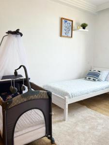una camera da letto con un letto in una stanza di Ocean view & sunset in the heart of Rabat 2 a Rabat