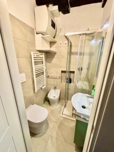 un baño con inodoro y lavabo en Red House, en Gubbio 60 fotos más
