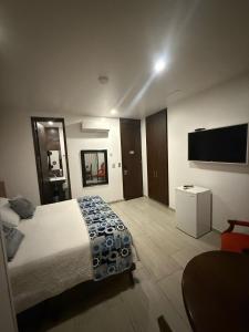 Voodi või voodid majutusasutuse Hotel Ucla Center toas