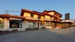 a store front of a building on a street at Hotel Primavera in Peschiera del Garda