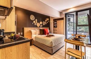 una cocina y un dormitorio con una cama en una habitación en Kukun Inspire Polanco, en Ciudad de México