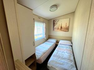 Postel nebo postele na pokoji v ubytování St Osyth- Sleeps8-freeparking-wifi-holidaypark + 21 fotografií