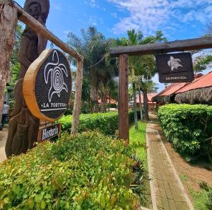 a sign for the ala pachi resort at Cabañas La Tortuga in Ayampe