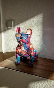 a figurine of a cat with glasses sitting on a table at Kulturelles Businessapartment in Toplage in Chemnitz