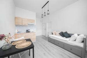 een woonkamer met een bank en een tafel bij Cozy studio near city in Praag