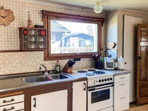 Una cocina o cocineta en 5 person holiday home in SÖLVESBORG