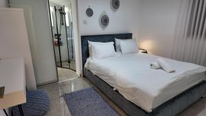 a bedroom with a bed with a towel on it at וילה בר בוטיק אילת in Eilat +16 photos