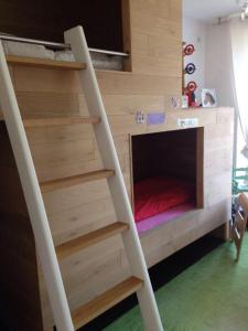 ein Etagenbett mit einer Treppe in einem Zimmer in der Unterkunft Apartment Nürnberg in Nürnberg