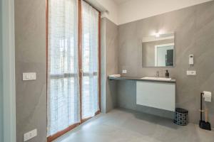 Fotografie z fotogalerie ubytování Einstein - Modern Apartment with Balcony v destinaci Somma Lombardo
