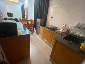 una cocina con fregadero y encimera en The Promise Shelter, en Mwanza