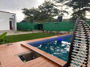 una piscina en un patio con un banco al lado en The Promise Shelter, en Mwanza