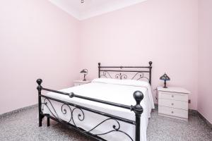 ローマにあるVilla Pamphili Classic Gardenの白いベッドルーム(黒いベッド1台、ナイトスタンド付)