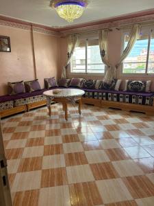 拜尔坎Appartement champs élyséen的客厅里有一张沙发和一张桌子。