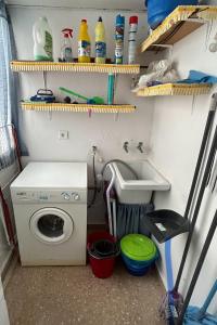 lavadero con lavadora y fregadero en CHUFLIS FLAt, en Argamasilla de Alba