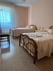 Una habitación con dos camas y una ventana. en CHUFLIS FLAt, en Argamasilla de Alba