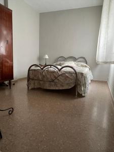 un dormitorio vacío con una cama en una habitación en CHUFLIS FLAt, en Argamasilla de Alba 1 foto más