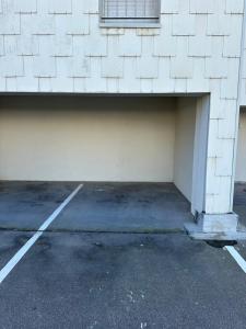 ein großes weißes Gebäude mit einem Parkplatz in der Unterkunft Vue panoramique au 8ème étage avec 3 Terrasses & 1 Parking à Berck-Plage in Berck-sur-Mer