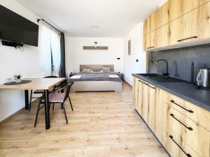 una cucina con un tavolo e un letto in una stanza di Apartmány Pod Javorem Nová Bystřice a Nová Bystřice