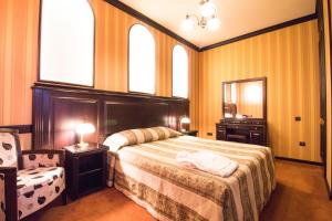 Postel nebo postele na pokoji v ubytování Attache Hotel
