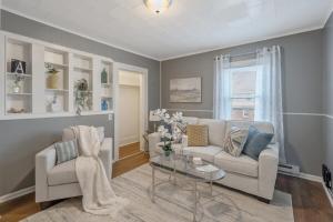 Posezení v ubytování Modern 1BR Near Syracuse U, Zoo & Dome, Fast WiFi