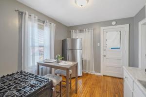 Kuchyň nebo kuchyňský kout v ubytování Modern 1BR Near Syracuse U, Zoo & Dome, Fast WiFi