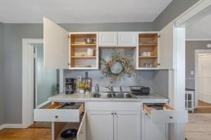 Kuchyň nebo kuchyňský kout v ubytování Modern 1BR Near Syracuse U, Zoo & Dome, Fast WiFi