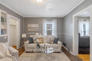 Posezení v ubytování Modern 1BR Near Syracuse U, Zoo & Dome, Fast WiFi