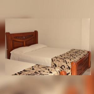 two beds in a small room withskirts at Hotel Isla Capri in Mompós