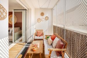 ein Wohnzimmer mit einer Couch und einem Fenster in der Unterkunft F2 Ma Bohème classé 3 étoiles in Courcouronnes