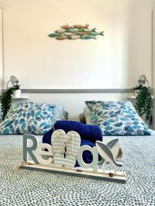 ein Bett mit einem Schild, auf dem steht, Rave mit Schuhen drauf in der Unterkunft Casita Feliz Ftv Luxury Apartment in Costa de Antigua