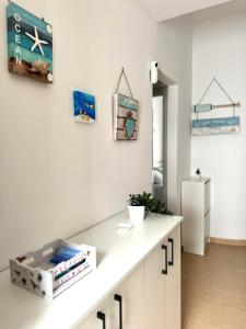 ein Raum mit einer weißen Arbeitsplatte in einem Raum in der Unterkunft Casita Feliz Ftv Luxury Apartment in Costa de Antigua