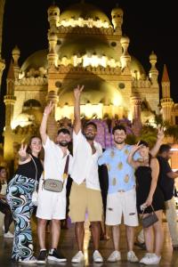 eine Gruppe von Menschen steht vor einem Gebäude in der Unterkunft Domina Coral Bay Sultan Tre in Sharm El Sheikh + 27 Fotos