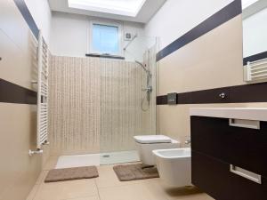 Un baño con ducha, inodoro y lavabo. en Etna Volcano House, en Belpasso