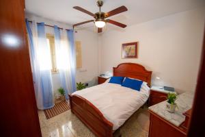 Ένα ή περισσότερα κρεβάτια σε δωμάτιο στο Piso Turístico Noches de Palacio en Jaén +23 φωτογραφίες