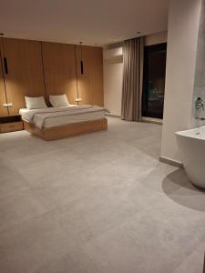 Un dormitorio con una cama, una bañera y un lavabo. en EGMS-CN-2 2BR apartment with fully Nile view, en El Cairo