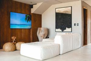 Μια τηλεόραση ή/και κέντρο ψυχαγωγίας στο Casa AWA E07 - Milagres com Piscina à Beira-Mar