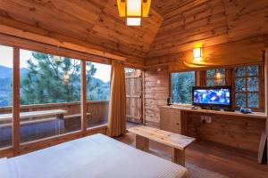 TV i/ili zabavni centar u objektu Suro Treehouse Resort