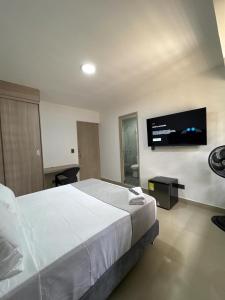 メデジンにあるPraga Room Unicentroのベッドと薄型テレビのある寝室 +11枚の写真