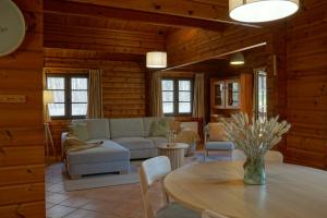 พื้นที่นั่งเล่นของ Familienurlaub im Wald am Twistesee Ferienhaus 20 nur 300 m zum See - Grill & Terasse & hundefreundlich - Twistesee-Ferien